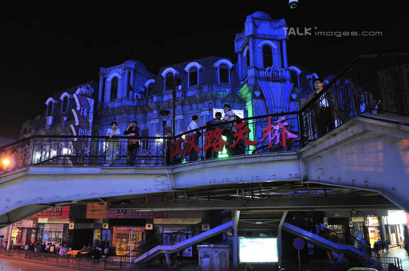 东方人,商店,走,横图,彩色,室外,夜晚,正面,购物,度假,消费,美景,植物,城市风光,超市,城市,道路,路,路灯,霓虹灯,商场,夜景,公路,汽车,照明,武汉,中国,亚洲,行人,游客,游人,阴影,服装,光线,影子,景观,灯光,七彩,交通,许多人,注视,休闲装,黄种人,娱乐,光源,霓虹,路人,旅客,车,灯,树,树木,衣服,绿色,自然,交通工具,轿车,观察,看,一群人,享受,休闲,休闲服,景色,放松,金融,百货,服饰,生长,成长,观看,照亮,察看,照明设备,关注,载具,选购,贸易,百货公司,东亚,湖北,湖北省,武汉市,汉口,中华人民共和国,省会,氖灯,血拼,华中地区,鄂,过客,男人,男性,年轻男性,年轻女性,女人,女性,亚洲人,马路,步行,散步,走路,半身,彩图,购物商场,购物中心,商业中心,东方芝加哥,江汉路步行街,shlyb1