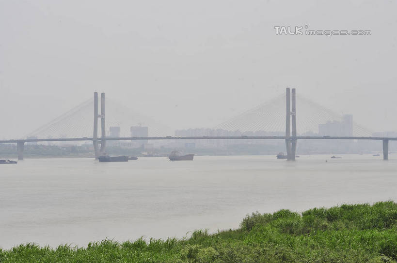 无人,高楼大厦,横图,室外,白天,正面,度假,草地,草坪,河流,美景,水,植物,城市风光,城市,大桥,大厦,建筑,立交桥,摩天大楼,桥梁,武汉,中国,亚洲,阴影,光线,影子,河水,景观,水流,高架,斜拉桥,桥,娱乐,建设,草,蓝色,绿色,蓝天,天空,阳光,天,享受,休闲,景色,放松,晴朗,东亚,湖北,湖北省,武昌区,武汉市,武昌,万里无云,武汉长江大桥,汉阳,中华人民共和国,省会,华中地区,鄂,晴空,晴空万里,彩图,大楼,高层建筑,高楼,摩天楼,龟山,汉阳区,黄鹄山,蛇山,shlyb1