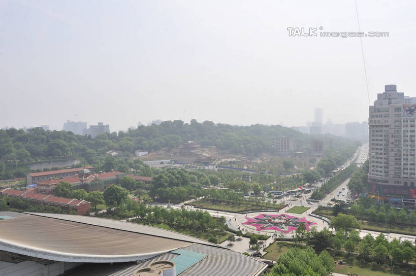 无人,家,高楼大厦,横图,俯视,室外,白天,度假,美景,树林,植物,城市风光,标志建筑,城市,大厦,地标,建筑,摩天大楼,武汉,中国,亚洲,阴影,光线,影子,房屋,屋子,景观,公寓,娱乐,建设,洋房,楼房,住宅,树,树木,绿色,阳光,自然,享受,休闲,景色,放松,生长,成长,东亚,湖北,湖北省,武昌区,武汉市,武昌,武昌起义纪念馆,中华人民共和国,省会,华中地区,鄂,彩图,高角度拍摄,房子,大楼,高层建筑,高楼,摩天楼,黄鹄山,蛇山,辛亥革命武昌起义纪念馆,阅马场,shlyb1