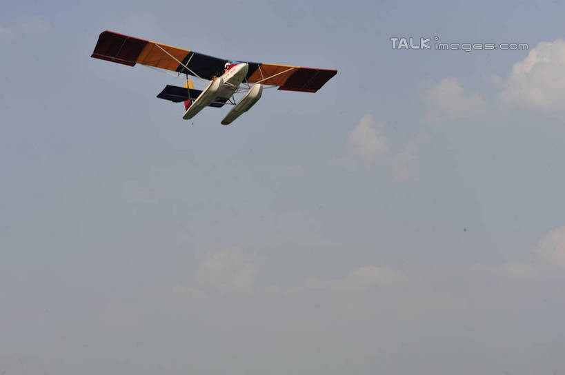 无人,横图,室外,白天,仰视,飞机,阴影,光线,影子,云,云朵,交通,云彩,航空,蓝色,白云,蓝天,天空,阳光,滑翔机,交通工具,天,运输,一架,晴朗,载具,晴空,彩图,低角度拍摄,shlyb1