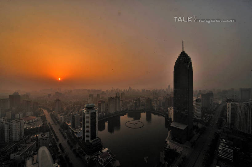 无人,高楼大厦,横图,全景,俯视,室外,白天,度假,美景,日落,天际线,城市风光,城市,大厦,建筑,摩天大楼,武汉,中国,亚洲,阴影,光线,影子,景观,晚霞,霞光,落日,娱乐,建设,阳光,黄昏,享受,休闲,景色,彩霞,放松,东亚,湖北,湖北省,武汉市,汉口,中华人民共和国,省会,华中地区,鄂,夕照,薄暮,夕阳,彩图,高角度拍摄,傍晚,大楼,高层建筑,高楼,摩天楼,东方芝加哥,斜阳,shlyb1