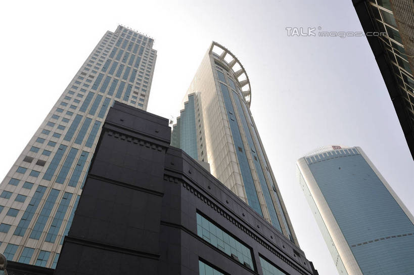 无人,高楼大厦,横图,室外,白天,仰视,度假,美景,城市风光,城市,大厦,建筑,摩天大楼,武汉,中国,亚洲,阴影,光线,影子,景观,娱乐,建设,蓝色,蓝天,天空,阳光,天,享受,休闲,景色,放松,晴朗,东亚,湖北,湖北省,武汉市,汉口,万里无云,中华人民共和国,省会,华中地区,鄂,晴空,晴空万里,彩图,低角度拍摄,大楼,高层建筑,高楼,摩天楼,东方芝加哥,shlyb1