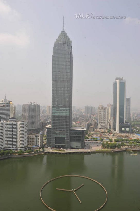 无人,高楼大厦,竖图,全景,俯视,室外,白天,度假,河流,美景,水,天际线,城市风光,城市,大厦,建筑,摩天大楼,武汉,中国,亚洲,阴影,光线,影子,河水,景观,水流,云,云朵,云彩,娱乐,建设,蓝色,白云,倒影,蓝天,天空,阳光,天,享受,休闲,景色,放松,晴朗,倒映,东亚,湖北,湖北省,武汉市,汉口,中华人民共和国,省会,华中地区,鄂,反照,晴空,彩图,高角度拍摄,大楼,高层建筑,高楼,摩天楼,东方芝加哥,shlyb1