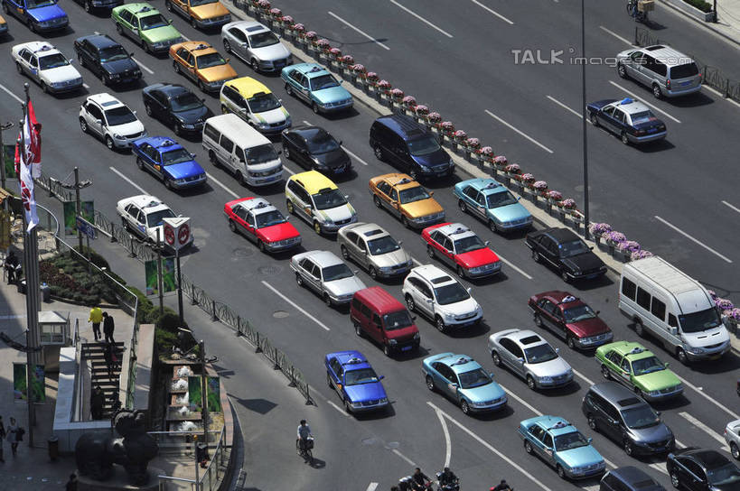 无人,横图,俯视,室外,白天,度假,美景,植物,城市风光,城市,道路,路,公路,汽车,旗帜,武汉,中国,亚洲,许多,阴影,光线,影子,景观,分界线,停车线,交通,很多,拥堵,拥挤,娱乐,旗子,车,树,树木,绿色,阳光,自然,交通工具,轿车,享受,休闲,景色,放松,生长,成长,车行道,车行道分界线,堵车,塞车,载具,标线,东亚,车行线,湖北,湖北省,武汉市,中华人民共和国,省会,旌旗,旗号,华中地区,鄂,马路,彩图,高角度拍摄,shlyb1