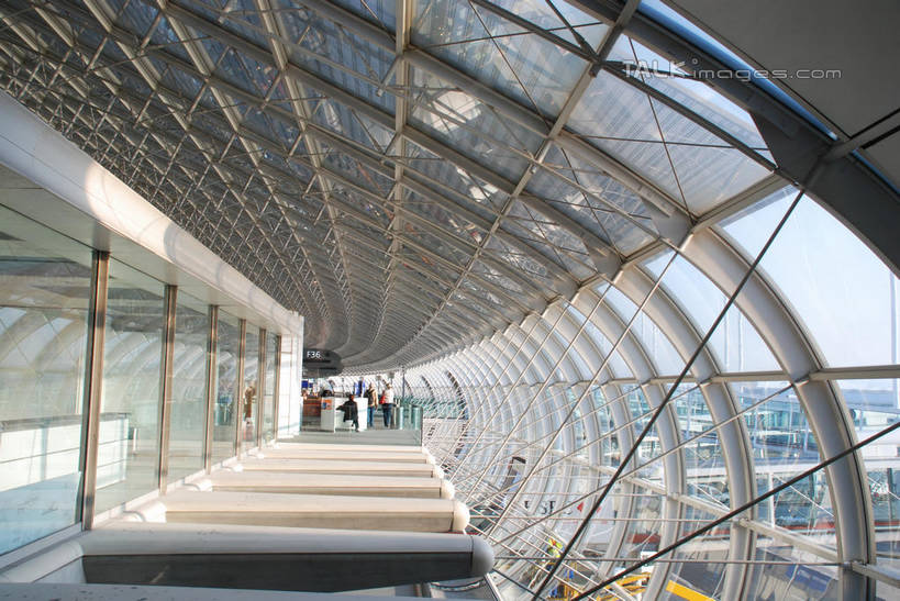 西方人,机场,走,横图,室内,白天,正面,度假,美景,窗户,落地窗,城市风光,城市,飞机场,法国,巴黎,欧洲,欧洲人,行人,游客,游人,服装,景观,走道,走廊,过道,首都,许多人,注视,休闲装,娱乐,戴高乐机场,路人,旅客,玻璃窗,衣服,观察,看,一群人,享受,休闲,休闲服,景色,放松,服饰,观看,察看,西欧,关注,法兰西,法兰西共和国,法兰西第五共和国,法兰西岛,法兰西岛大区,过客,夏尔戴高乐国际机场,夏尔戴高乐机场,男人,男性,年轻男性,年轻女性,女人,女性,白种人,航空站,空港,步行,散步,走路,彩图,全身,巴黎省,巴黎市,shqxy1