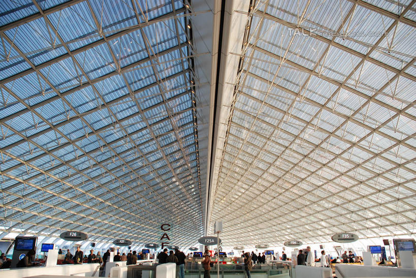 西方人,机场,走,横图,室内,白天,正面,度假,美景,城市风光,城市,飞机场,法国,巴黎,欧洲,欧洲人,行人,游客,游人,服装,景观,首都,许多人,注视,休闲装,娱乐,戴高乐机场,路人,旅客,衣服,观察,看,一群人,享受,休闲,休闲服,景色,放松,服饰,观看,察看,西欧,关注,法兰西,法兰西共和国,法兰西第五共和国,法兰西岛,法兰西岛大区,过客,夏尔戴高乐国际机场,夏尔戴高乐机场,男人,男性,年轻男性,年轻女性,女人,女性,白种人,航空站,空港,步行,散步,走路,半身,彩图,巴黎省,巴黎市,shqxy1