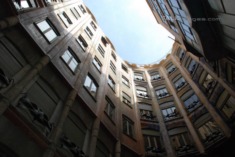 无人,家,横图,室外,白天,仰视,旅游,度假,美景,窗户,城市风光,城市,建筑,西班牙,欧洲,巴塞罗那,一排,许多,阴影,整齐,并列,并排,光线,影子,房屋,屋子,景观,公寓,很多,娱乐,建设,洋房,楼房,米拉之家,玻璃窗,住宅,排列,蓝色,蓝天,天空,阳光,天,享受,休闲,景色,放松,晴朗,队列,南欧,平行,格拉西亚大道,万里无云,首府,加泰罗尼亚,西班牙王国,晴空,晴空万里,彩图,低角度拍摄,房子,扩展区,shqxy1