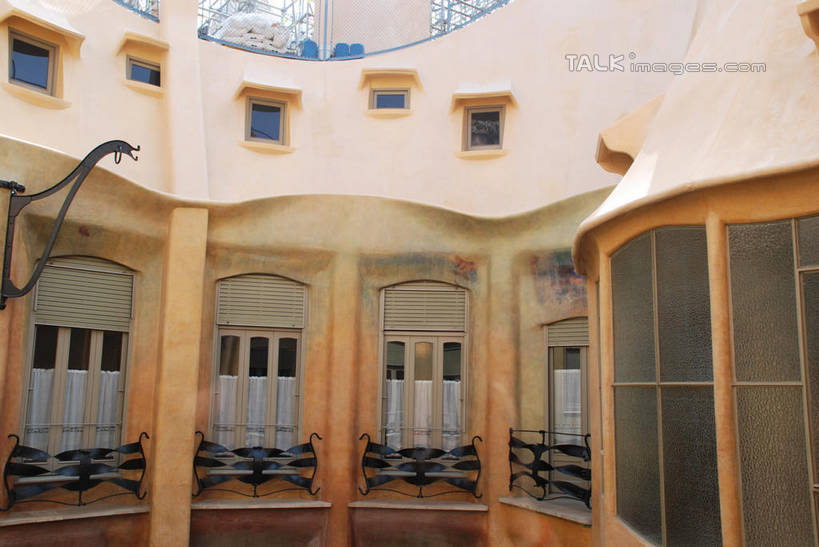 无人,家,横图,室外,白天,正面,旅游,度假,美景,窗户,城市风光,城市,建筑,西班牙,欧洲,巴塞罗那,房屋,墙,屋子,景观,公寓,娱乐,建设,洋房,楼房,米拉之家,玻璃窗,墙壁,墙面,住宅,排列,享受,休闲,景色,放松,队列,南欧,格拉西亚大道,首府,加泰罗尼亚,西班牙王国,彩图,房子,扩展区,shqxy1