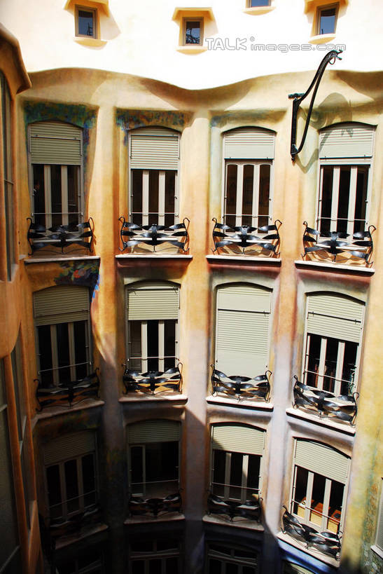 无人,家,竖图,室外,白天,正面,旅游,度假,美景,窗户,城市风光,城市,建筑,西班牙,欧洲,巴塞罗那,一排,许多,阴影,整齐,并列,并排,光线,影子,房屋,墙,屋子,景观,公寓,很多,娱乐,建设,洋房,楼房,米拉之家,玻璃窗,墙壁,墙面,住宅,排列,阳光,享受,休闲,景色,放松,队列,南欧,平行,格拉西亚大道,首府,加泰罗尼亚,西班牙王国,彩图,房子,扩展区,shqxy1