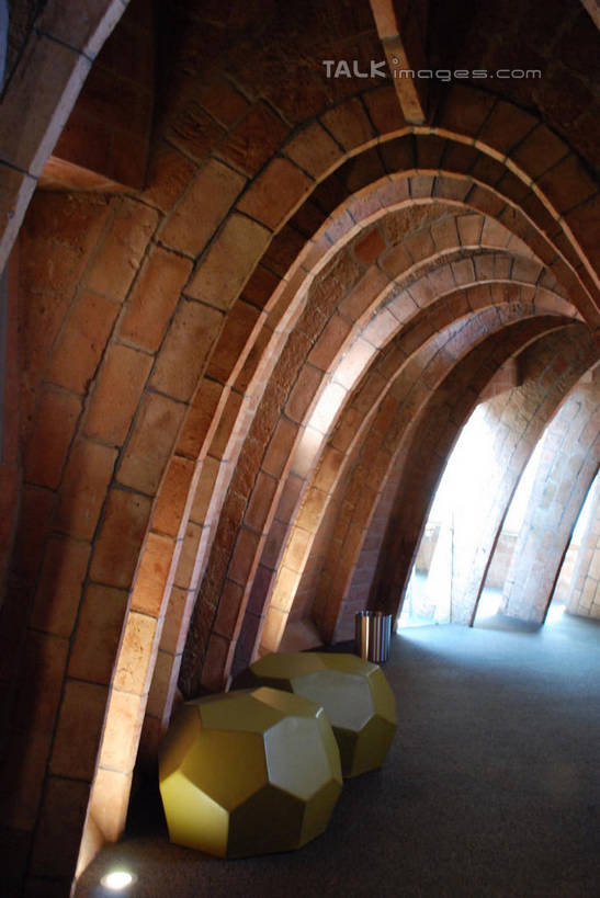 无人,家,竖图,室内,白天,正面,旅游,度假,建材,美景,城市风光,城市,建筑,西班牙,欧洲,巴塞罗那,材料,砖,砖块,房屋,墙,屋子,景观,公寓,拱门,走道,走廊,过道,娱乐,建设,洋房,楼房,米拉之家,墙壁,墙面,住宅,享受,休闲,砖头,景色,放松,建造,南欧,格拉西亚大道,首府,加泰罗尼亚,西班牙王国,石料,彩图,房子,砌墙砖,扩展区,shqxy1