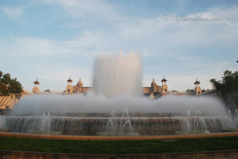 无人,宫殿,横图,室外,白天,仰视,度假,美景,植物,城市风光,城市,喷泉,西班牙,欧洲,巴塞罗那,阴影,飞溅,溅,光线,液体,影子,堡垒,城堡,景观,水滴,云,云朵,云彩,文化,娱乐,西班牙广场,水珠,树,树木,蓝色,绿色,白云,蓝天,天空,阳光,自然,天,品味,享受,休闲,景色,放松,生长,晴朗,成长,宫廷,要塞,南欧,喷洒,水景,首府,加泰罗尼亚,西班牙王国,美观,王宫,设防,设计,晴空,彩图,低角度拍摄,皇宫,蒙特惠奇山,shqxy1