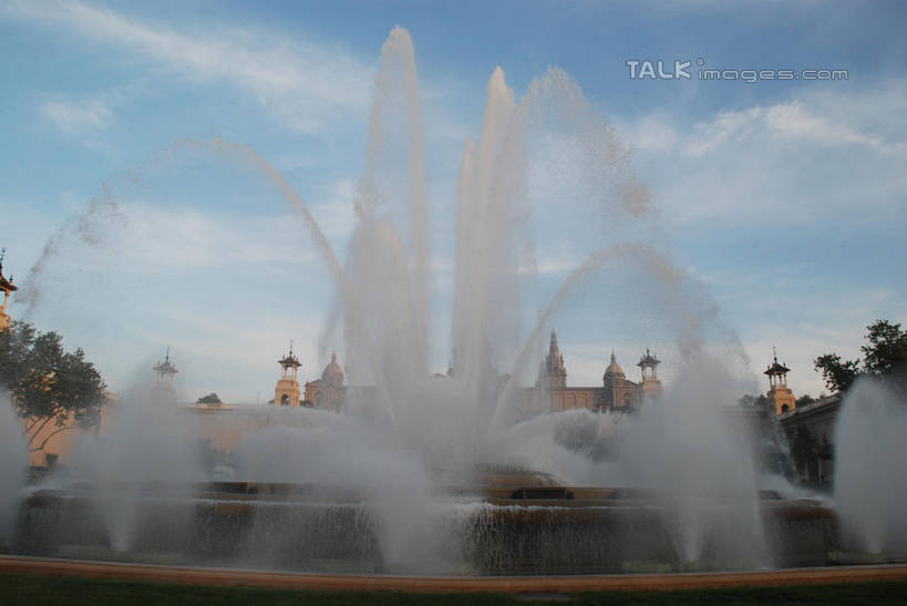 无人,宫殿,横图,室外,白天,仰视,度假,美景,植物,城市风光,城市,喷泉,西班牙,欧洲,巴塞罗那,阴影,飞溅,溅,光线,液体,影子,堡垒,城堡,景观,水滴,云,云朵,云彩,文化,娱乐,西班牙广场,水珠,树,树木,蓝色,绿色,白云,蓝天,天空,阳光,自然,天,品味,享受,休闲,景色,放松,生长,晴朗,成长,宫廷,要塞,南欧,喷洒,水景,首府,加泰罗尼亚,西班牙王国,美观,王宫,设防,设计,晴空,彩图,低角度拍摄,皇宫,蒙特惠奇山,shqxy1