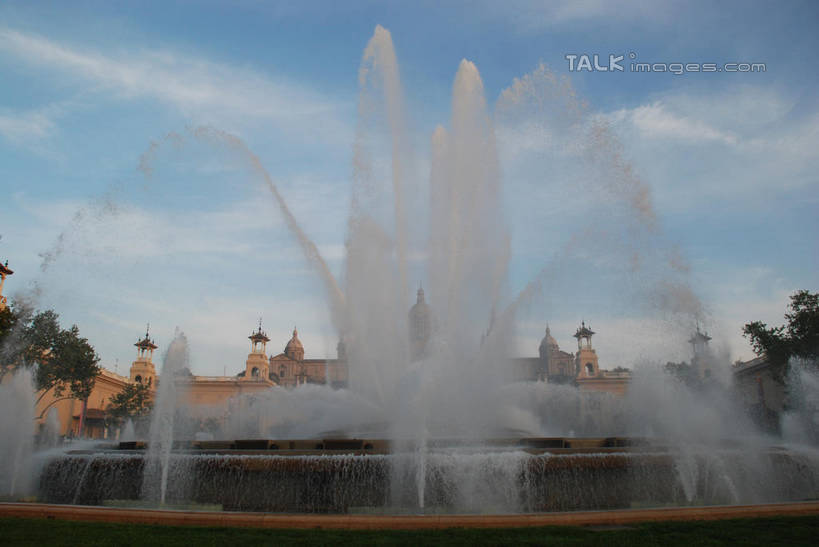 无人,宫殿,横图,室外,白天,仰视,度假,美景,植物,城市风光,城市,喷泉,西班牙,欧洲,巴塞罗那,阴影,飞溅,溅,光线,液体,影子,堡垒,城堡,景观,水滴,云,云朵,云彩,文化,娱乐,西班牙广场,水珠,树,树木,蓝色,绿色,白云,蓝天,天空,阳光,自然,天,品味,享受,休闲,景色,放松,生长,晴朗,成长,宫廷,要塞,南欧,喷洒,水景,首府,加泰罗尼亚,西班牙王国,美观,王宫,设防,设计,晴空,彩图,低角度拍摄,皇宫,蒙特惠奇山,shqxy1