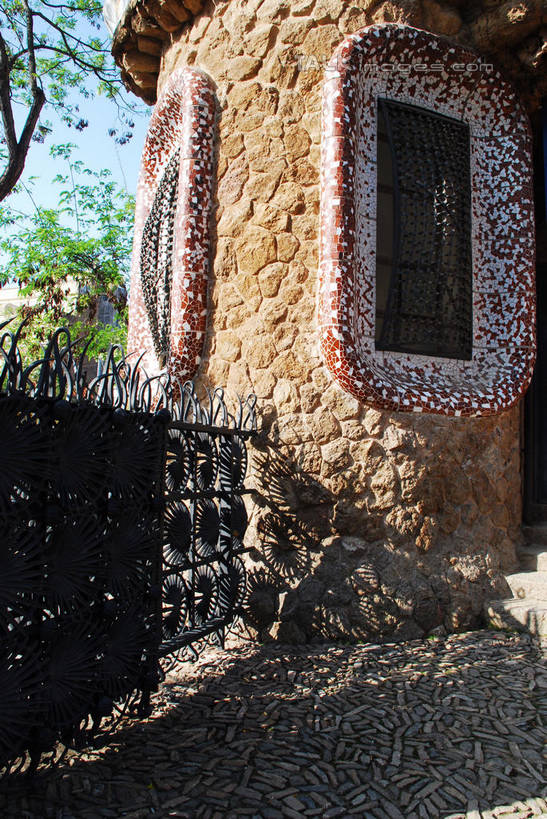 无人,公园,栏杆,露台,竖图,室外,白天,正面,度假,美景,植物,窗户,阳台,城市风光,城市,西班牙,欧洲,巴塞罗那,阴影,光线,影子,墙,景观,围栏,娱乐,护栏,桂尔公园,玻璃窗,墙壁,墙面,树,树木,蓝色,绿色,蓝天,天空,阳光,自然,天,享受,休闲,景色,放松,生长,晴朗,成长,南欧,万里无云,首府,加泰罗尼亚,西班牙王国,晴空,晴空万里,彩图,露天阳台,shqxy1