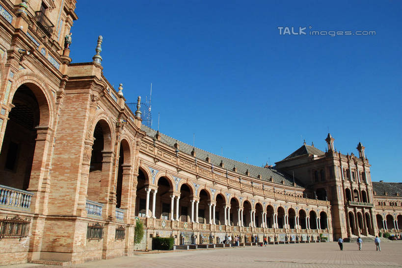 无人,宫殿,横图,室外,白天,仰视,度假,美景,城市风光,城市,西班牙,欧洲,一排,阴影,整齐,光线,影子,堡垒,城堡,景观,拱门,娱乐,安达卢西亚,塞维利亚,西班牙广场,排列,蓝色,蓝天,天空,阳光,天,享受,休闲,景色,放松,晴朗,宫廷,要塞,队列,南欧,安达鲁西亚,万里无云,首府,西班牙王国,王宫,安达卢西亚自治区,设防,晴空,晴空万里,彩图,低角度拍摄,皇宫,shqxy1