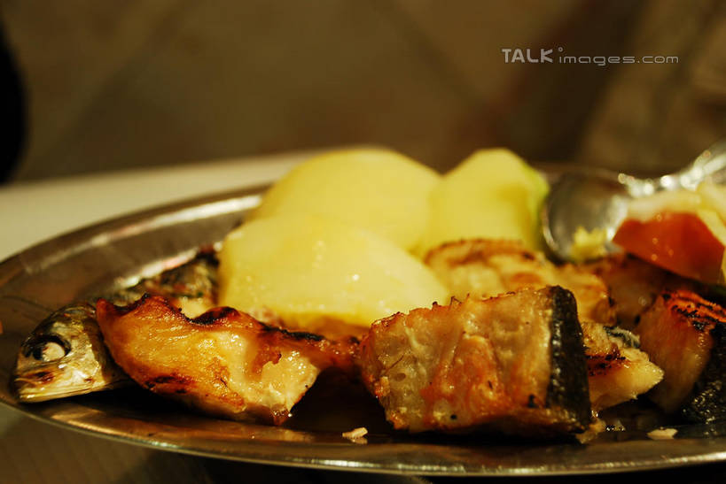 无人,横图,俯视,室内,特写,白天,餐具,一堆,许多,堆叠,堆积,朦胧,模糊,碟子,盘,肉,油炸,鱼肉,很多,肉类,一个,盘子,碟,单个,堆,肉食,彩图,高角度拍摄,shqxy1