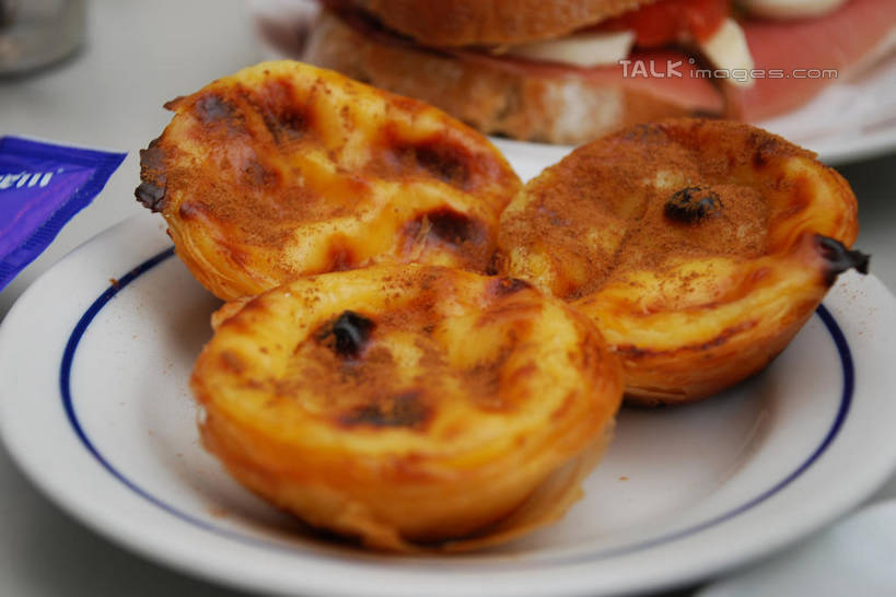 点心,无人,横图,俯视,室内,特写,白天,下午茶,餐桌,桌子,餐具,碟子,盘,食品,蛋挞,食物,糕点,三个,盘子,碟,餐台,蛋塔,彩图,高角度拍摄,shqxy1