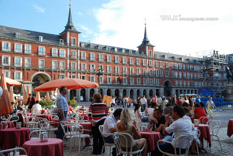 西方人,家,站,坐,横图,室外,白天,正面,旅游,度假,美景,餐桌,桌子,城市风光,城市,建筑,西班牙,欧洲,欧洲人,行人,游客,游人,阴影,服装,光线,布料,伞,影子,雨伞,遮阳伞,房屋,屋子,景观,云,云朵,公寓,首都,许多人,云彩,布纹,注视,休闲装,娱乐,阳伞,建设,洋房,楼房,马约尔广场,路人,旅客,住宅,桌布,衣服,蓝色,白云,蓝天,天空,阳光,餐巾,台布,天,观察,看,站着,一群人,享受,休闲,休闲服,马德里,景色,放松,服饰,晴朗,餐台,观看,察看,太阳伞,关注,南欧,咖啡店,咖啡屋,西班牙王国,马德里自治区,过客,男人,男性,年轻男性,年轻女性,女人,女性,白种人,晴空,餐桌布,站立,坐着,半身,彩图,房子,咖啡馆,shqxy1