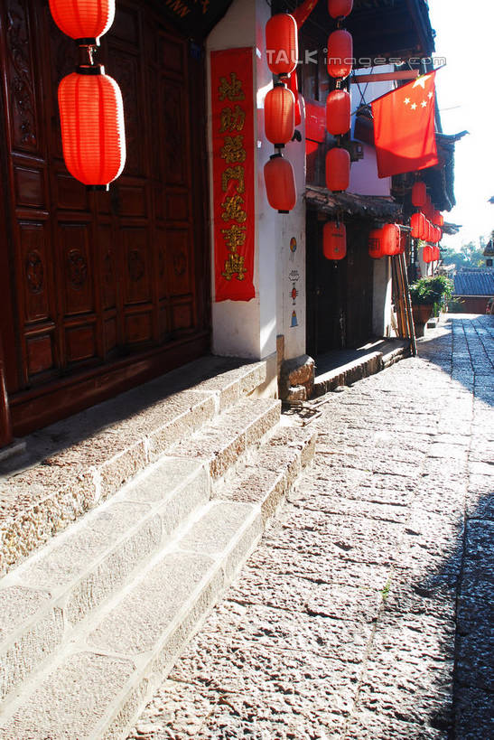 无人,家,竖图,室外,白天,正面,旅游,度假,名胜古迹,标志建筑,道路,地标,建筑,路,公路,旗帜,国旗,照明,丽江,中国,亚洲,遗迹,灯笼,纸灯笼,房屋,屋子,交通,古迹,文物,娱乐,建设,古建筑,楼房,云南,五星红旗,住宅,红色,灯具,享受,休闲,旅游胜地,放松,照亮,照明设备,中国国旗,古文明,东亚,云南省,丽江古城,中华人民共和国,西南地区,滇,丽江市,旗,马路,彩图,房子,红地五星旗,中华人民共和国国旗,大研古城,丽江古镇,shqxy1