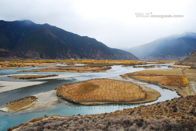 无人,横图,室外,白天,正面,旅游,度假,岛屿,河流,石头,美景,山,山脉,水,植物,雾,中国,亚洲,枯萎,朦胧,模糊,石子,岛,河水,景观,山顶,山峰,水流,枯草,山峦,娱乐,林芝,尼洋河,西藏,雅鲁藏布江,草,黄色,自然,群山,享受,休闲,景色,放松,迷雾,自然风光,藏,东亚,西藏自治区,中华人民共和国,西南地区,颠峰,极峰,列岛,群岛,石块,诸岛,大雾,彩图,林芝地区,shqxy1