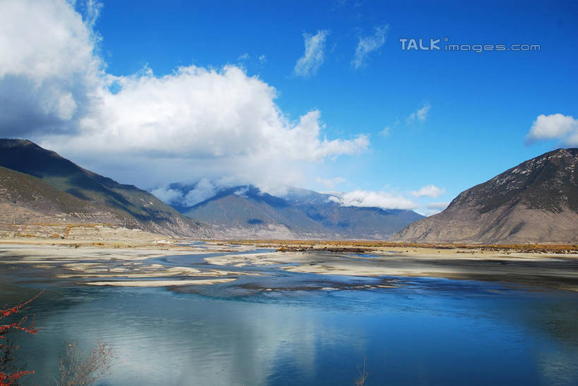 无人,横图,室外,白天,正面,旅游,度假,湖,湖泊,石头,美景,山,山脉,水,植物,中国,亚洲,阴影,波纹,光线,石子,影子,湖面,景观,山顶,山峰,水流,水面,云,云朵,涟漪,山峦,云彩,娱乐,林芝,西藏,雅鲁藏布江,树,树木,蓝色,绿色,白云,倒影,蓝天,水纹,天空,阳光,自然,波浪,湖水,群山,天,享受,休闲,景色,放松,生长,晴朗,成长,倒映,自然风光,藏,东亚,西藏自治区,中华人民共和国,水晕,西南地区,颠峰,极峰,反照,石块,晴空,彩图,林芝地区,shqxy1