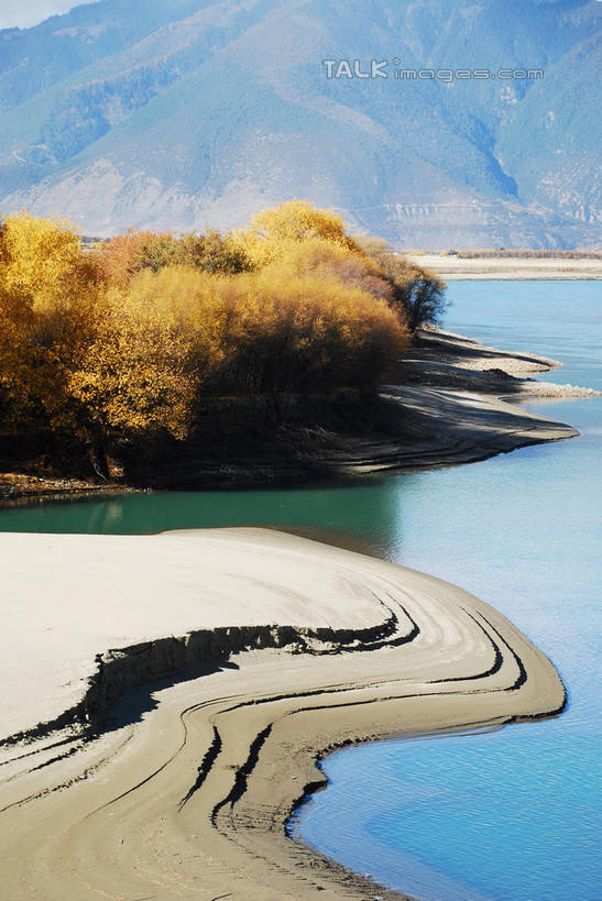 无人,竖图,室外,白天,正面,旅游,度假,河流,石头,美景,沙滩,山,山脉,水,植物,中国,亚洲,阴影,波纹,光线,沙子,石子,影子,河岸,河水,河滩,景观,山顶,山峰,水流,涟漪,沙地,山峦,娱乐,林芝,西藏,雅鲁藏布江,树,树木,绿色,倒影,水纹,阳光,自然,波浪,群山,享受,休闲,景色,放松,生长,成长,倒映,自然风光,藏,东亚,西藏自治区,中华人民共和国,水晕,西南地区,颠峰,极峰,反照,石块,彩图,林芝地区,shqxy1