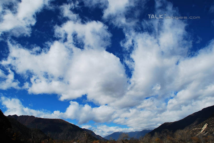 无人,横图,室外,白天,正面,旅游,度假,石头,美景,森林,山,山脉,树林,植物,中国,亚洲,阴影,光线,石子,影子,景观,山顶,山峰,云,云朵,山峦,云彩,娱乐,林芝,西藏,雅鲁藏布江,树,树木,蓝色,绿色,白云,蓝天,天空,阳光,自然,群山,天,享受,休闲,景色,放松,生长,晴朗,成长,自然风光,藏,东亚,西藏自治区,中华人民共和国,西南地区,颠峰,极峰,石块,晴空,彩图,林芝地区,shqxy1