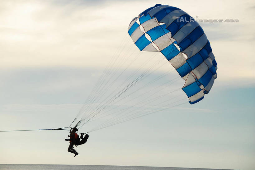 东方人,一个人,跳伞运动员,横图,室外,白天,侧面,运动服,锻炼,运动,跳伞,海浪,海洋,降落伞,亚洲,仅一个男性,仅一个人,阴影,服装,光线,影子,浪花,云,云朵,着陆,云彩,注视,黄种人,仅一个年轻男性,衣服,蓝色,白云,蓝天,天空,阳光,海水,天,观察,看,服饰,晴朗,观看,登陆,察看,衣着,穿着,关注,载具,下降,降落,海景,衣饰,航空工具,减速器,体育,跳伞运动,男人,男性,年轻男性,亚洲人,大海,风浪,海,海水的波动,近岸浪,涌浪,晴空,伞兵,跳伞人,跳伞员,跳伞者,彩图,全身,健身,运动装,shqxy1