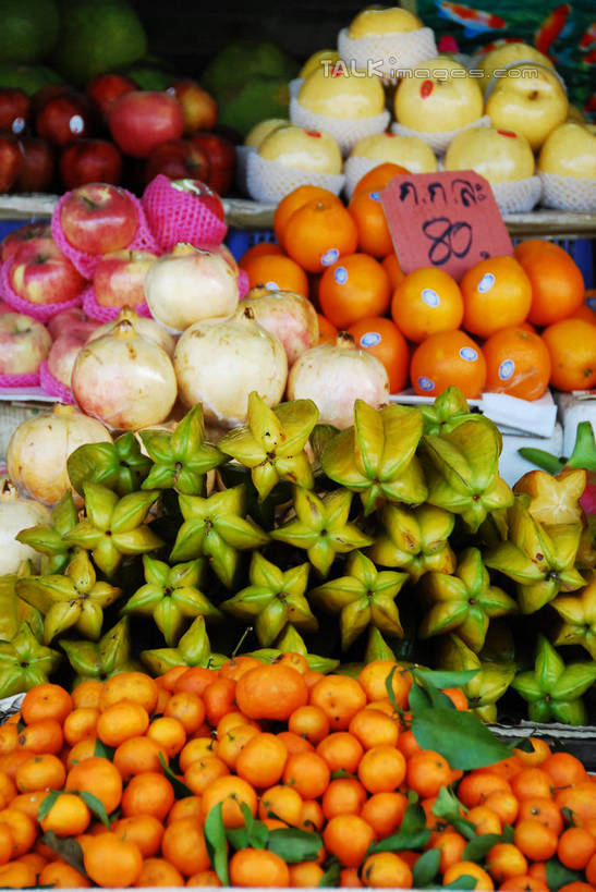 无人,竖图,室外,白天,正面,购物,消费,柑橘,水果,一堆,许多,堆叠,堆积,新鲜,生食,食品,果实,集市,市场,很多,火龙果,货架,架子,食物,杨桃,青龙果,金融,有机食品,绿色食品,红毛丹,堆,五敛子,三廉子,阳桃,洋桃,陈列架,选购,贸易,韶子,毛龙眼,毛荔枝,柑桔,橘子,桔子,彩图,大红蜜橘,大红袍,红橘,黄橘,宽皮橘,蜜橘,shqxy1