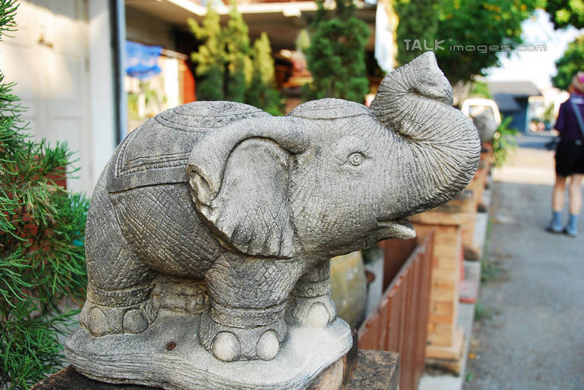 无人,家,站,横图,室外,白天,侧面,植物,哺乳动物,大象,野生动物,雕塑,泰国,亚洲,朦胧,模糊,艺术,装饰,雕刻,雕像,房屋,屋子,注视,楼房,住宅,树,树木,一只,绿色,自然,动物,工艺品,观察,看,站着,东南亚,生长,成长,观看,纪念,美术,察看,关注,主题,陈列,泰王国,清迈府,功能,美学,清迈省,象,站立,彩图,全身,房子,shqxy1