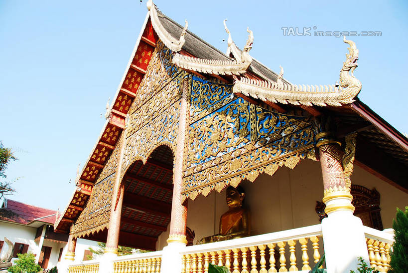 无人,寺庙,栏杆,露台,横图,室外,白天,仰视,旅游,度假,名胜古迹,植物,阳台,标志建筑,地标,建筑,泰国,亚洲,阴影,节日,遗迹,光线,影子,围栏,燃烧,古迹,文化,文物,娱乐,建设,古建筑,护栏,树,树木,蓝色,绿色,蓝天,天空,阳光,自然,香火,庙宇,天,祈祷,享受,休闲,健康,旅游胜地,放松,许愿,宗教,东南亚,信仰,生长,晴朗,成长,纪念,祈求,古文明,万里无云,泰王国,清迈府,清迈省,平安,晴空,晴空万里,彩图,低角度拍摄,露天阳台,庙,寺,shqxy1