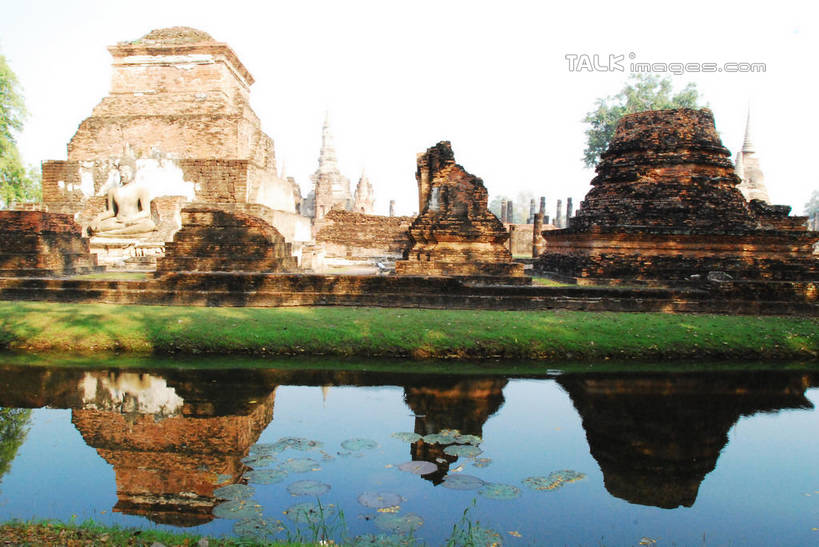 无人,寺庙,横图,室外,白天,正面,旅游,度假,草地,草坪,河流,名胜古迹,水,植物,标志建筑,地标,建筑,泰国,亚洲,阴影,波纹,节日,遗迹,光线,影子,河水,水流,涟漪,燃烧,古迹,文化,文物,娱乐,建设,古建筑,素可泰,草,树,树木,蓝色,绿色,倒影,蓝天,水纹,天空,阳光,自然,香火,庙宇,波浪,天,祈祷,享受,休闲,健康,旅游胜地,放松,许愿,宗教,东南亚,信仰,生长,晴朗,成长,纪念,祈求,倒映,古文明,万里无云,泰王国,水晕,反照,平安,晴空,晴空万里,彩图,庙,寺,shqxy1