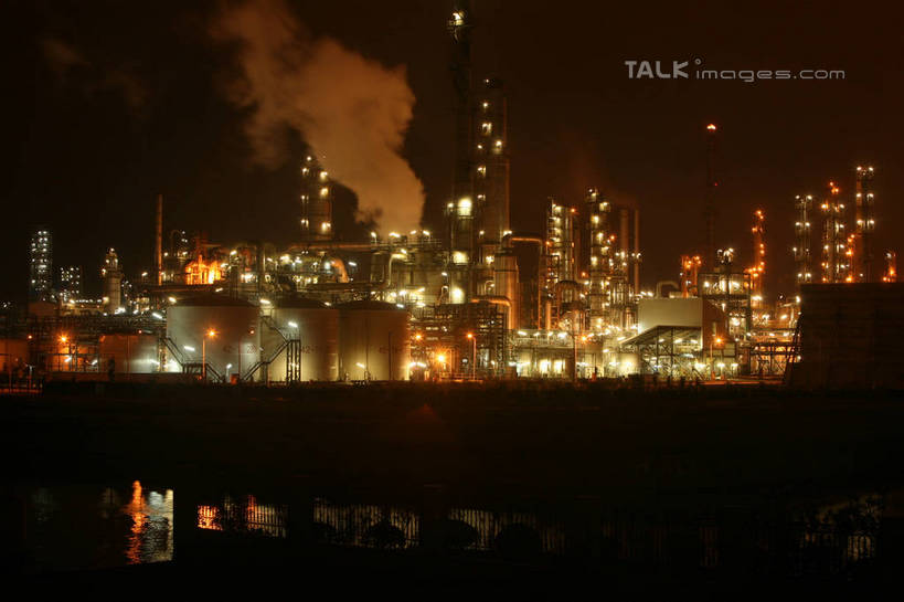 无人,工厂,横图,室外,夜晚,正面,度假,车间,烟囱,流水线,河流,美景,水,城市风光,城市,路灯,照明,阴影,朦胧,模糊,光线,影子,河水,景观,水流,灯光,娱乐,灯,享受,休闲,景色,放松,工业,污染,照亮,废气,危害,照明设备,有害,环境污染,彩图,制造厂,大气污染,工业废气,工业污染,化学污染,污染物,有害气体,生产工厂,shrj1