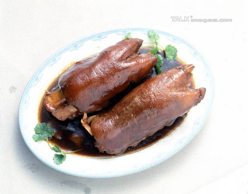 无人,横图,俯视,室内,特写,白天,烹饪,中餐,餐桌,桌子,餐具,阴影,朦胧,模糊,反射,碟子,盘,影子,红烧,料理,食品,猪手,猪蹄,猪爪,菜肴,美食,食物,盘子,碟,中式,佳肴,餐台,猪脚,红烧菜,彩图,高角度拍摄,红烧猪脚,shrj1