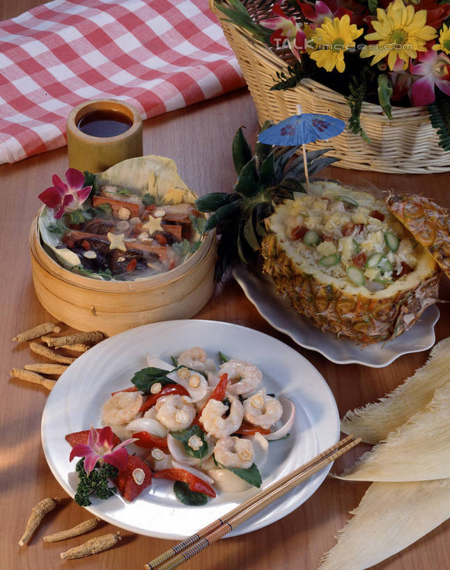 海鲜,无人,竖图,俯视,室内,特写,白天,烹饪,中餐,餐桌,桌子,菠萝,蔬菜,餐具,阴影,朦胧,模糊,新鲜,盛开,反射,碟子,工具,盘,影子,虾,虾仁,料理,食品,刀具,花蕾,水产,菜肴,美食,海洋生物,花,花瓣,花朵,鲜花,食物,盘子,餐巾,碟,刀,花苞,花蕊,中式,佳肴,有机食品,绿色食品,餐台,水晶虾仁,水生动物,河虾,餐刀,海产品,水生物,海底动物,保洁方巾,口布,本帮菜,沪菜,上海菜,淡水虾,青虾,日本沼虾,凤梨,彩图,高角度拍摄,shrj1