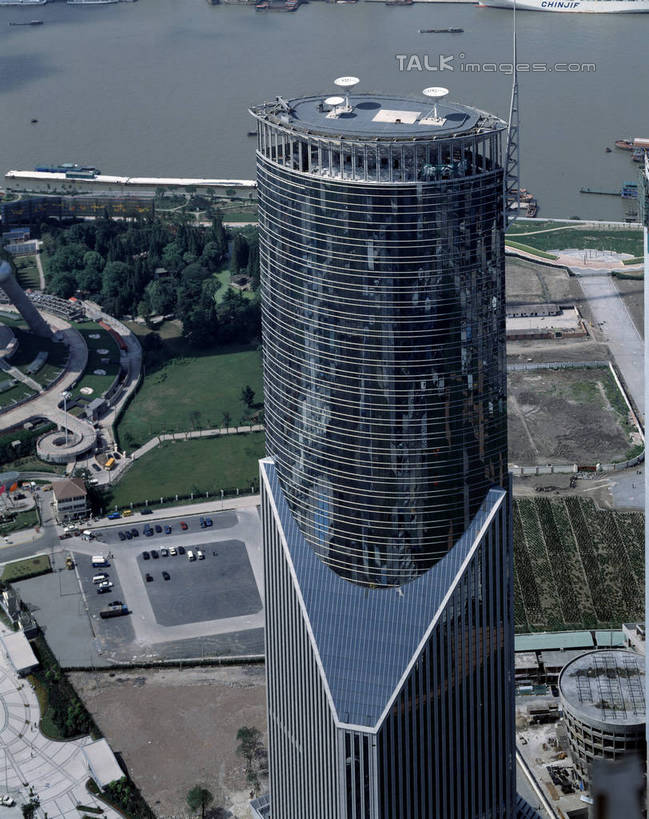 无人,高楼大厦,竖图,俯视,航拍,室外,白天,度假,草地,草坪,河流,美景,水,植物,城市风光,标志建筑,城市,大厦,道路,地标,建筑,路,摩天大楼,公路,汽车,上海,中国,亚洲,河水,景观,水流,建筑群,交通,娱乐,建设,浦东,车,草,树,树木,绿色,自然,交通工具,轿车,享受,休闲,景色,放松,生长,成长,申,鸟瞰,载具,金融中心,陆家嘴,陆家嘴金融贸易区,浦东新区,东亚,平安金融大厦,上海市,中华人民共和国,沪,华东地区,马路,彩图,高角度拍摄,大楼,高层建筑,高楼,摩天楼,中国平安金融大厦,shrj1