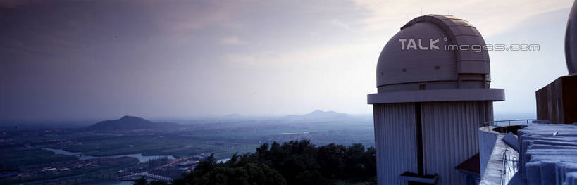 无人,公园,家,天文台,横图,全景,室外,白天,正面,度假,实验,美景,植物,雾,城市风光,标志建筑,城市,地标,建筑,上海,中国,亚洲,朦胧,模糊,研究,科学,房屋,屋子,景观,云,云朵,公寓,建筑群,云彩,娱乐,建设,洋房,楼房,住宅,树,树木,蓝色,绿色,白云,蓝天,天空,自然,天,享受,休闲,景色,放松,生长,晴朗,成长,申,迷雾,科研,国家公园,天文,检验,东亚,佘山,松江区,上海市,中华人民共和国,沪,华东地区,佘山天文台,观测,观象台,山岳台,大雾,晴空,彩图,房子,佘山国家森林公园,shrj1