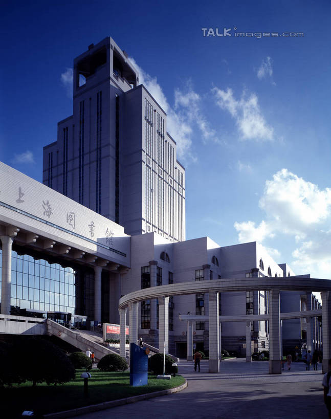 无人,竖图,室外,白天,仰视,度假,草地,草坪,美景,植物,城市风光,标志建筑,城市,道路,地标,建筑,路,上海,中国,亚洲,景观,云,云朵,建筑群,小路,交通,云彩,娱乐,建设,草,树,树木,蓝色,绿色,白云,蓝天,天空,自然,天,享受,休闲,景色,放松,生长,晴朗,成长,淮海路,申,黄浦区,东亚,上海图书馆,淮海中路,徐汇区,上海市,中华人民共和国,沪,华东地区,晴空,彩图,低角度拍摄,公共图书馆,shrj1