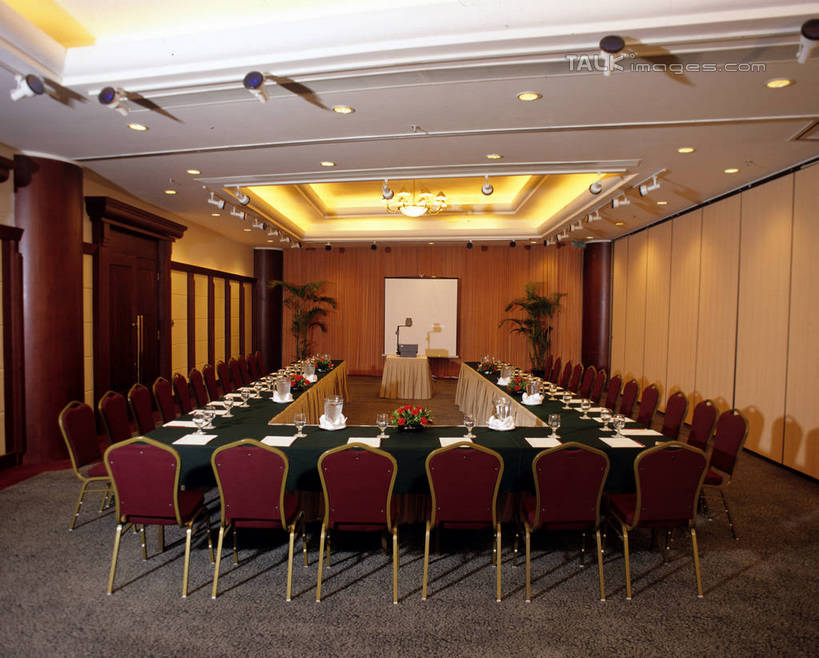 无人,办公室,会议室,横图,室内,白天,正面,植物,家具,桌子,杯子,餐具,椅子,照明,一排,整齐,并列,并排,碟子,盘,盆栽,办公桌,灯光,盆景,顶灯,灯,树,树木,排列,绿色,自然,盘子,水杯,灯具,碟,生长,成长,照亮,照明设备,队列,平行,办公家具,盆景树,盆栽树,茶杯,彩图,shrj1