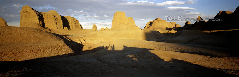 无人,横图,全景,室外,白天,正面,旅游,度假,石头,美景,山,山脉,峡谷,阴影,光线,纹路,石子,纹理,影子,景观,山峰,云,云朵,山谷,山峦,云彩,娱乐,蓝色,白云,蓝天,天空,阳光,自然,群山,天,享受,休闲,景色,放松,晴朗,连绵,绵延,岩层,自然风光,山岭,肌理,联贯,石块,岩石,晴空,彩图,shrj1