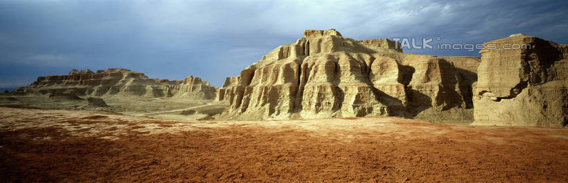 无人,横图,全景,室外,白天,正面,旅游,度假,石头,美景,山,山脉,峡谷,阴影,光线,纹路,石子,纹理,影子,景观,山峰,云,云朵,山谷,山峦,云彩,娱乐,蓝色,白云,蓝天,天空,阳光,自然,群山,天,享受,休闲,景色,放松,晴朗,连绵,绵延,岩层,自然风光,山岭,肌理,联贯,石块,岩石,晴空,彩图,shrj1