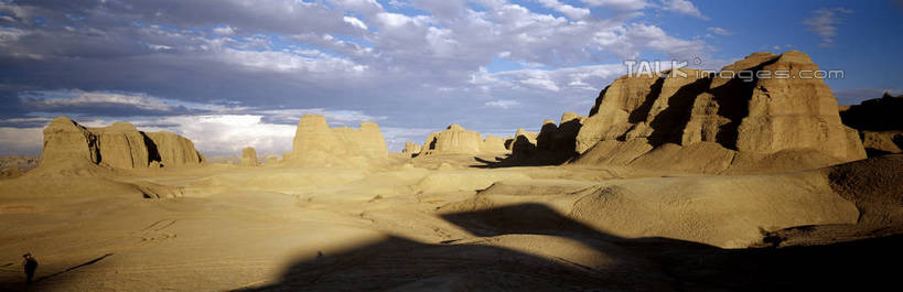 无人,横图,全景,室外,白天,正面,旅游,度假,石头,美景,山,山脉,峡谷,阴影,光线,纹路,石子,纹理,影子,景观,山峰,云,云朵,山谷,山峦,云彩,娱乐,蓝色,白云,蓝天,天空,阳光,自然,群山,天,享受,休闲,景色,放松,晴朗,连绵,绵延,岩层,自然风光,山岭,肌理,联贯,石块,岩石,晴空,彩图,shrj1