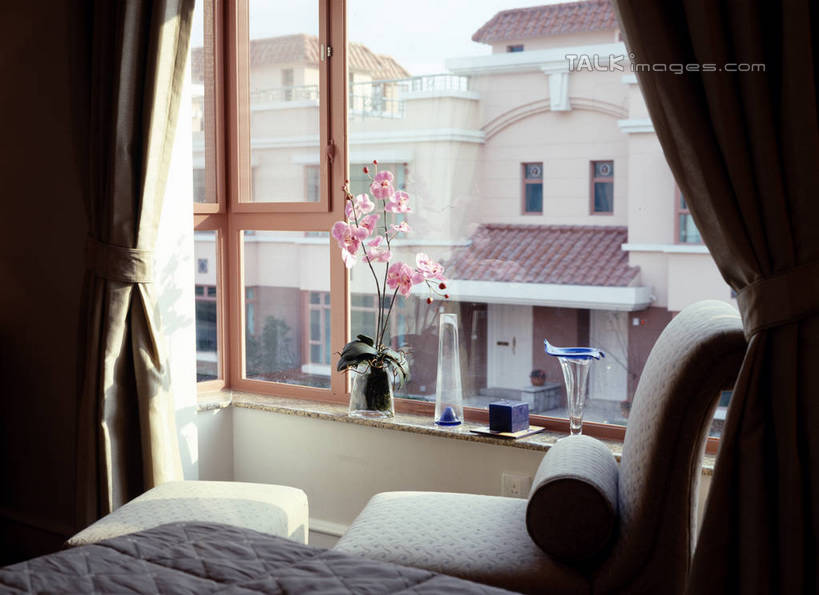 无人,家,横图,室内,白天,正面,别墅,窗户,窗帘,家具,装修,建筑,花瓶,椅子,欧式,装饰,盛开,房屋,屋子,公寓,豪华,花蕾,建设,现代,装潢,洋房,楼房,玻璃窗,窗台,住宅,玻璃制品,花,花瓣,花朵,鲜花,帘子,玻璃瓶,瓶子,室内装潢,花苞,花蕊,遮阳,华丽,修饰,样板房,明亮,点缀,舒适,贵妃椅,家居装潢,房屋设计,地中海风格,古典风格,简约风格,室内设计,宽敞,样板房装潢,衬托,美观,雅致,雅观,设计,彩图,房子,贵妃榻,shrj1