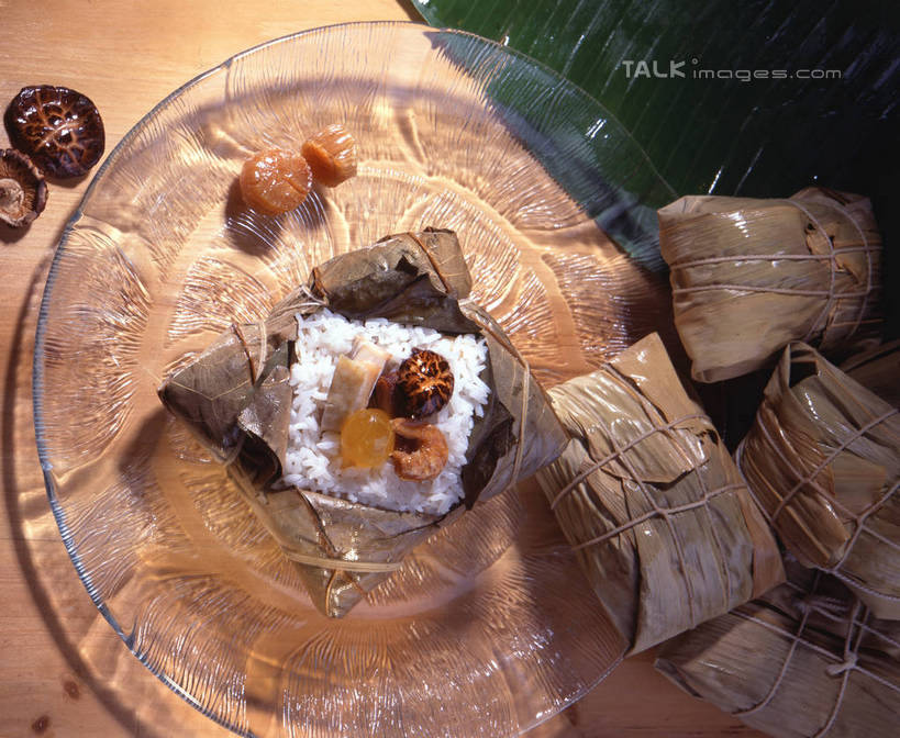 无人,横图,俯视,室内,特写,白天,餐桌,桌子,蔬菜,餐具,叶子,玻璃,端午节,阴影,节日,庆祝,新鲜,反射,碟子,盘,影子,菌菇,香菇,粽叶,谷类,谷物,食品,绿叶,米,粽子,菌类,文化,大米,玻璃制品,食物,盘子,碟,庆典,嫩叶,食用菌,有机食品,绿色食品,餐台,纪念,真菌,箬叶,芦苇叶,角黍,筒粽,瑶柱,椎茸,叶,叶片,彩图,高角度拍摄,平庄菇,香菌,香蕈,shrj1