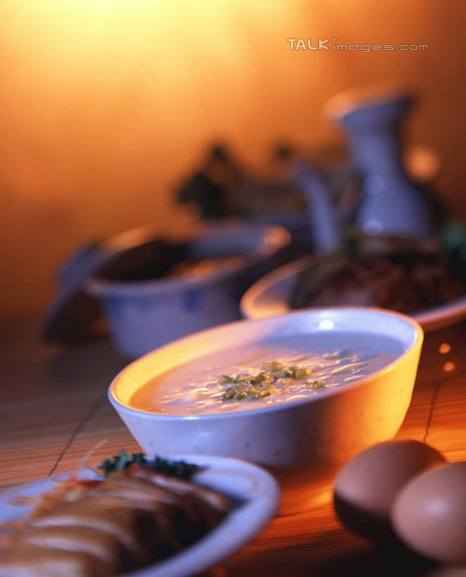 无人,竖图,俯视,室内,特写,白天,中餐,早餐,餐桌,桌子,阴影,朦胧,模糊,反射,影子,蛋,谷类,谷物,鸡蛋,肉,粥,料理,食品,水煮蛋,米,猪肉,皮蛋,菜肴,美食,肉类,香,食物,中式,佳肴,餐台,肉食,皮蛋瘦肉粥,豚肉,卵,白煮蛋,松花蛋,变蛋,彩图,高角度拍摄,早饭,糜,鸡卵,鸡子,shrj1