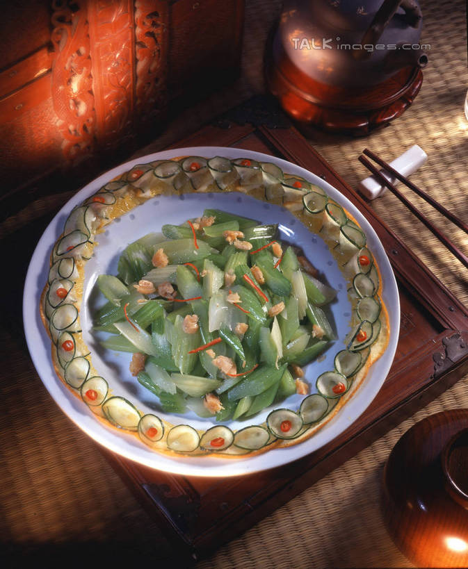 海鲜,无人,竖图,俯视,室内,特写,白天,烹饪,中餐,餐桌,筷子,桌子,黄瓜,芹菜,蔬菜,餐具,阴影,新鲜,反射,影子,陶瓷,西芹,虾,虾仁,料理,食品,筷架,陶瓷制品,筷枕,文化,传统,水产,菜肴,美食,海洋生物,食物,一个,容器,碗,中式,佳肴,有机食品,绿色食品,单个,餐台,储藏,礼节,筷子架,储存,水生动物,海产品,礼仪,水生物,海底动物,广东菜,粤菜,进餐用具,药芹,水芹,青瓜,胡瓜,旱芹,彩图,高角度拍摄,西洋芹菜,贮存,shrj1