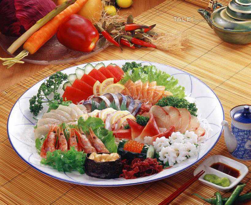 海鲜,三文鱼,芥末,无人,横图,俯视,室内,特写,白天,烹饪,餐桌,筷子,桌子,鲑鱼,萝卜,胡萝卜,辣椒,蔬菜,餐具,阴影,新鲜,反射,鱼,碟子,壶,盘,影子,调料,酱料,酱汁,佐料,日本料理,料理,食品,调味品,调味料,文化,传统,酱油,水产,酱,菜肴,美食,鱼类,海洋生物,水壶,食物,盘子,茶壶,容器,碟,日式料理,日式,佳肴,有机食品,绿色食品,餐台,礼节,水生动物,海产品,黄萝卜,番萝卜,礼仪,水生物,海底动物,北极贝,芥末酱,辣角,红海椒,大椒,辣虎,广椒,鲑,三文鱼刺身,豉油,进餐用具,辣子,红萝卜,红辣椒,海椒,甘荀,番椒,彩图,高角度拍摄,芥辣,芥辣酱,青芥末酱,日式青芥末酱,丁香萝卜,胡芦菔金,金笋,刺身,shrj1