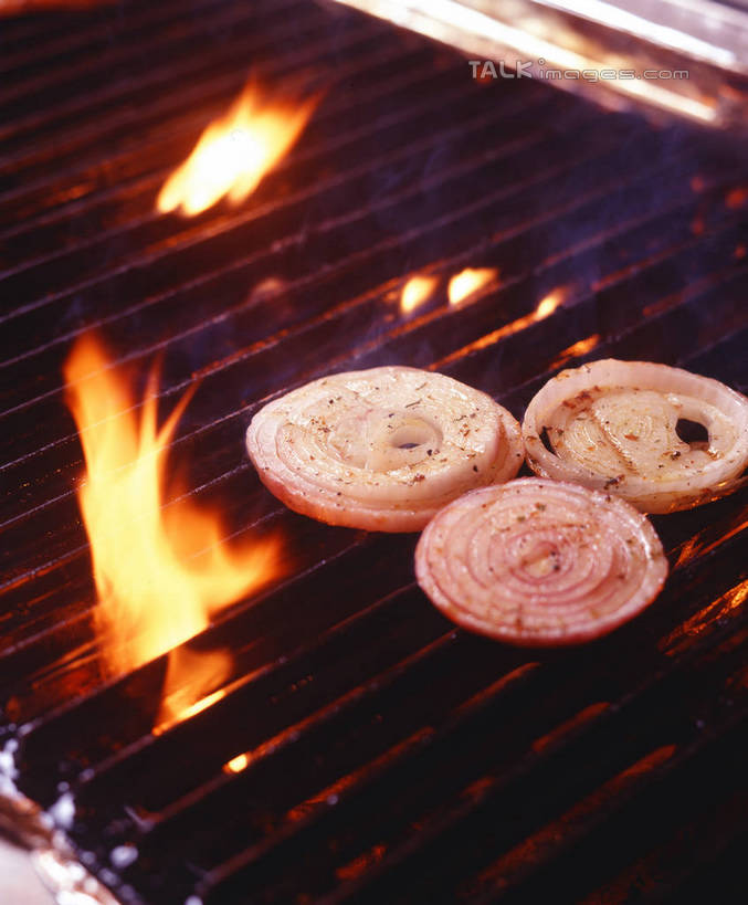 无人,竖图,俯视,室内,特写,白天,烧烤,热情,火,切开,阴影,反射,火焰,影子,香肠,烤架,腊肠,烤肉,燃烧,切,铁架,剖面,切面,彩图,高角度拍摄,shrj1