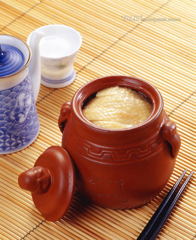 无人,竖图,俯视,室内,特写,白天,烹饪,中餐,餐桌,筷子,桌子,杯子,餐具,阴影,反射,壶,影子,陶瓷,鸡肉,肉,料理,食品,陶瓷制品,文化,传统,菜肴,美食,肉类,水壶,食物,茶壶,容器,水杯,中式,佳肴,餐台,礼节,礼仪,肉食,醉鸡,茶杯,进餐用具,彩图,高角度拍摄,浙江菜,浙菜,shrj1