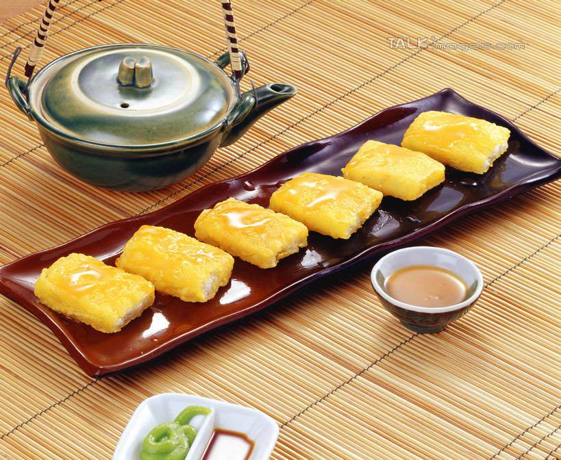 无人,横图,俯视,室内,特写,白天,烹饪,中餐,餐桌,桌子,餐具,一排,阴影,整齐,反射,碟子,壶,盘,影子,陶瓷,调料,酱料,酱汁,肉,佐料,料理,食品,陶瓷制品,调味品,调味料,肉糜,肉末,酱,菜肴,美食,肉类,水壶,食物,排列,黄色,盘子,茶壶,容器,碟,碗,中式,佳肴,餐台,储藏,储存,队列,肉食,鳕鱼,鳕鱼排,彩图,高角度拍摄,鱼糜,贮存,shrj1